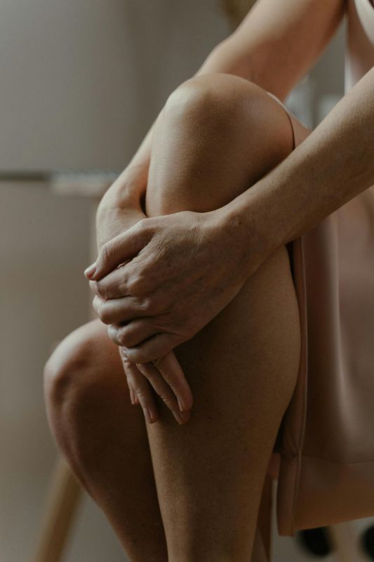Liposukce kolen nabízí řešení problematického ukládání tuku v této partii