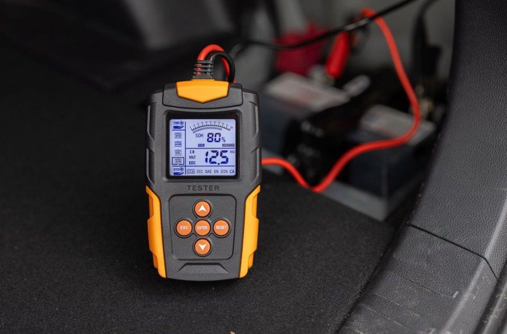 Nenechte se překvapit mrazem. Tester autobaterie jako váš zimní zachránce